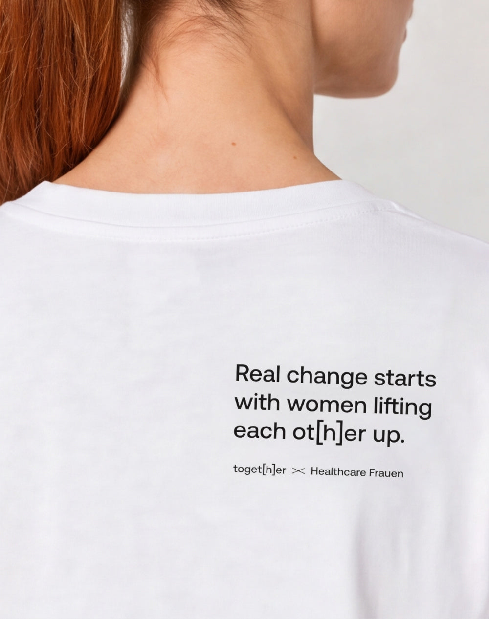 strong[h]er in healthcare – T-Shirt white