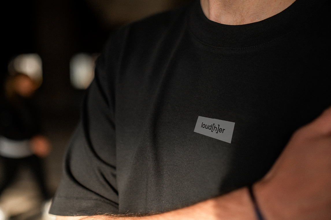 loud[h]er – T-Shirt black